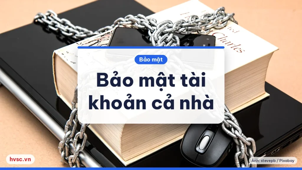Xích khoá quanh chồng sách và điện thoại, hình ảnh gợi bảo mật tài khoản gia đình