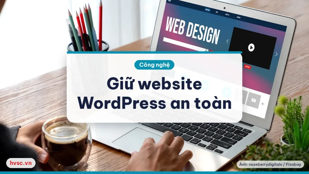 Máy tính xách tay hiển thị trang thiết kế web trên bàn làm việc, minh hoạ bảo trì website WordPress