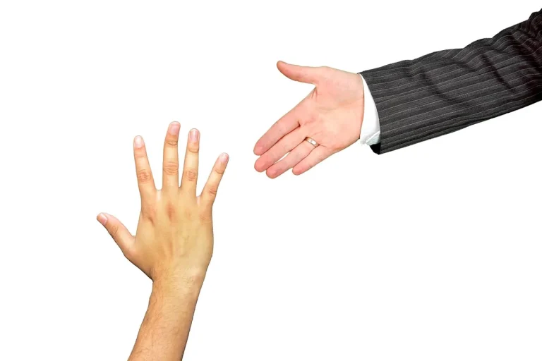 Bàn tay chìa ra đón lấy bàn tay giúp đỡ