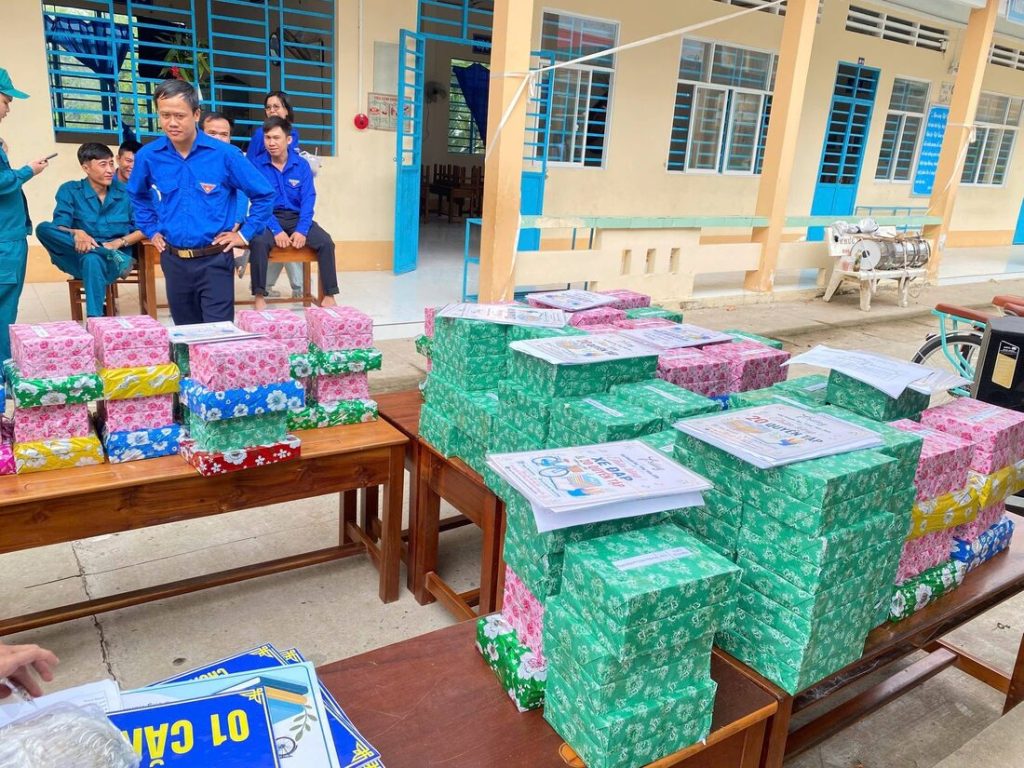 Những chồng quà và tập vở chuẩn bị trao cho học sinh ở Định Mỹ, An Giang
