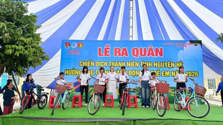 Học sinh đứng cạnh những chiếc xe đạp được trao tặng tại Lễ ra quân ở Định Mỹ, An Giang, tháng 6/2026