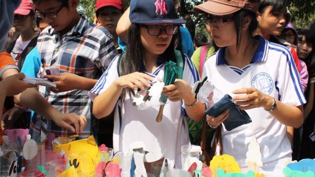 Các bạn trẻ đổi vé xe buýt đã dùng lấy quà tái chế tại ngày hội Chuyển động xanh 2013