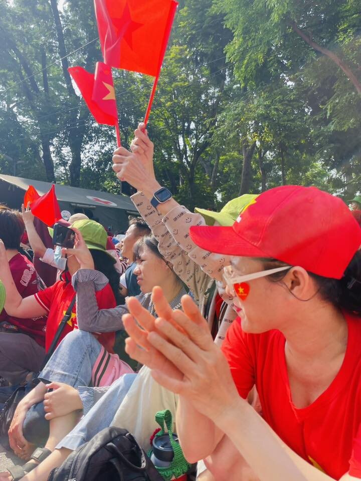 Người dân cầm cờ đỏ sao vàng hoà vào dòng người kỷ niệm 50 năm, 30/4/2025