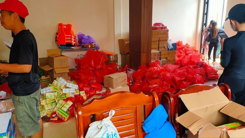 Đóng gói túi quà cứu trợ gửi đồng bào miền Trung