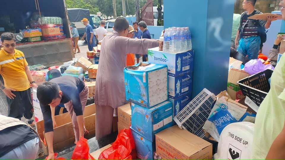 Tình nguyện viên phân loại thùng hàng cứu trợ cho đồng bào miền Trung