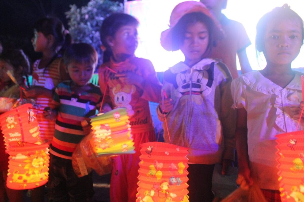 Trẻ em cầm lồng đèn trong chương trình Trung thu «Vầng trăng yêu thương», 2020 (ảnh trong bài Thanh Niên)