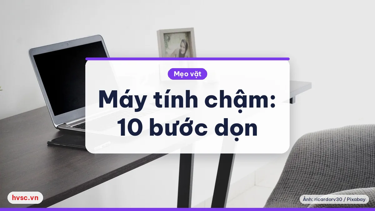 Máy tính xách tay đặt trên bàn làm việc gọn gàng, minh hoạ dọn dẹp máy tính chạy chậm