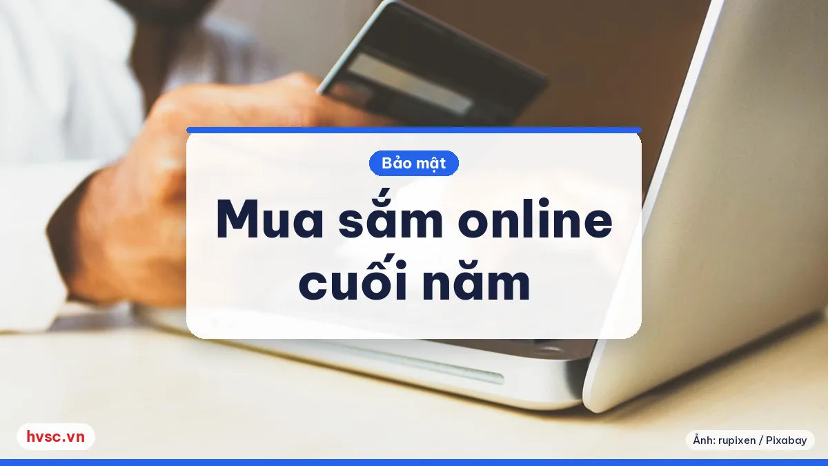 Bàn tay cầm thẻ ngân hàng trước máy tính xách tay, minh hoạ mua sắm online an toàn