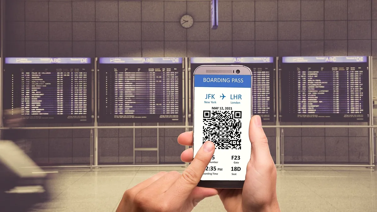 Hành khách dùng thẻ lên máy bay điện tử sau khi check-in online chuyến nội địa