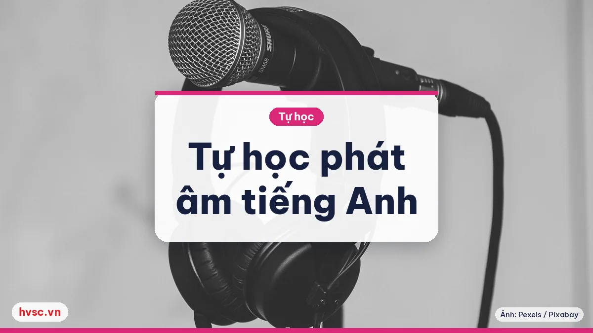 Micro và tai nghe treo trên nền xám, minh hoạ tự học phát âm tiếng Anh bằng ghi âm