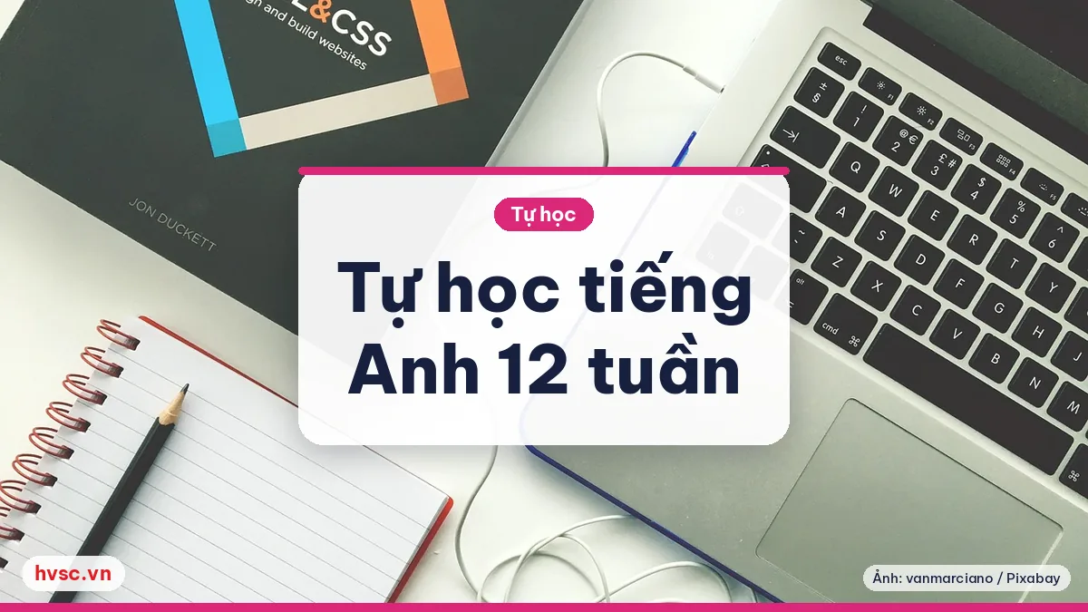 Máy tính xách tay, vở và bút trên bàn học, minh hoạ tự học tiếng Anh online